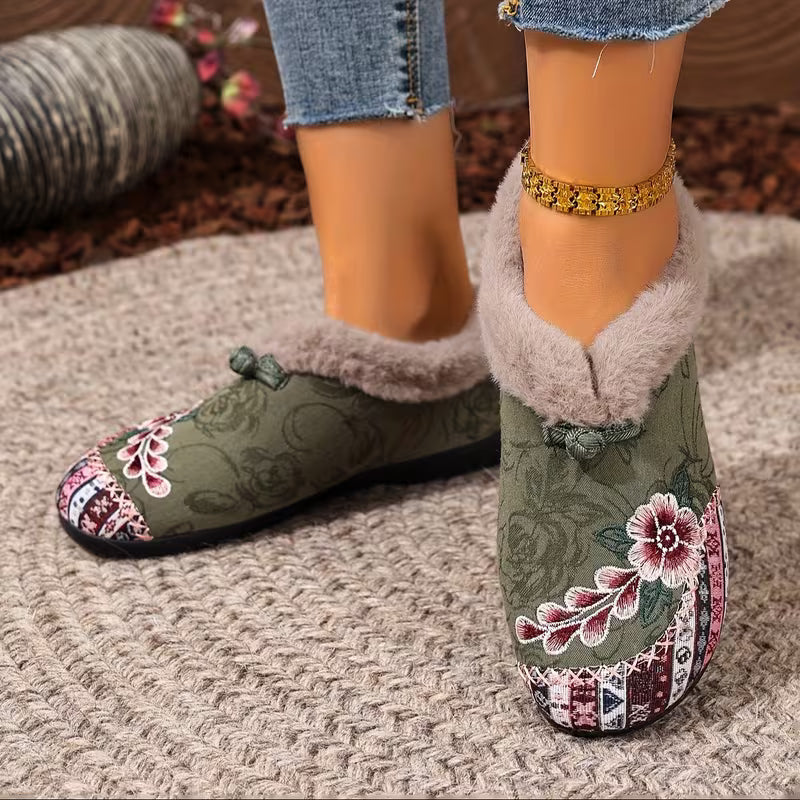 Estila - Chinelos com Bordado Floral e Acabamento em Pelúcia
