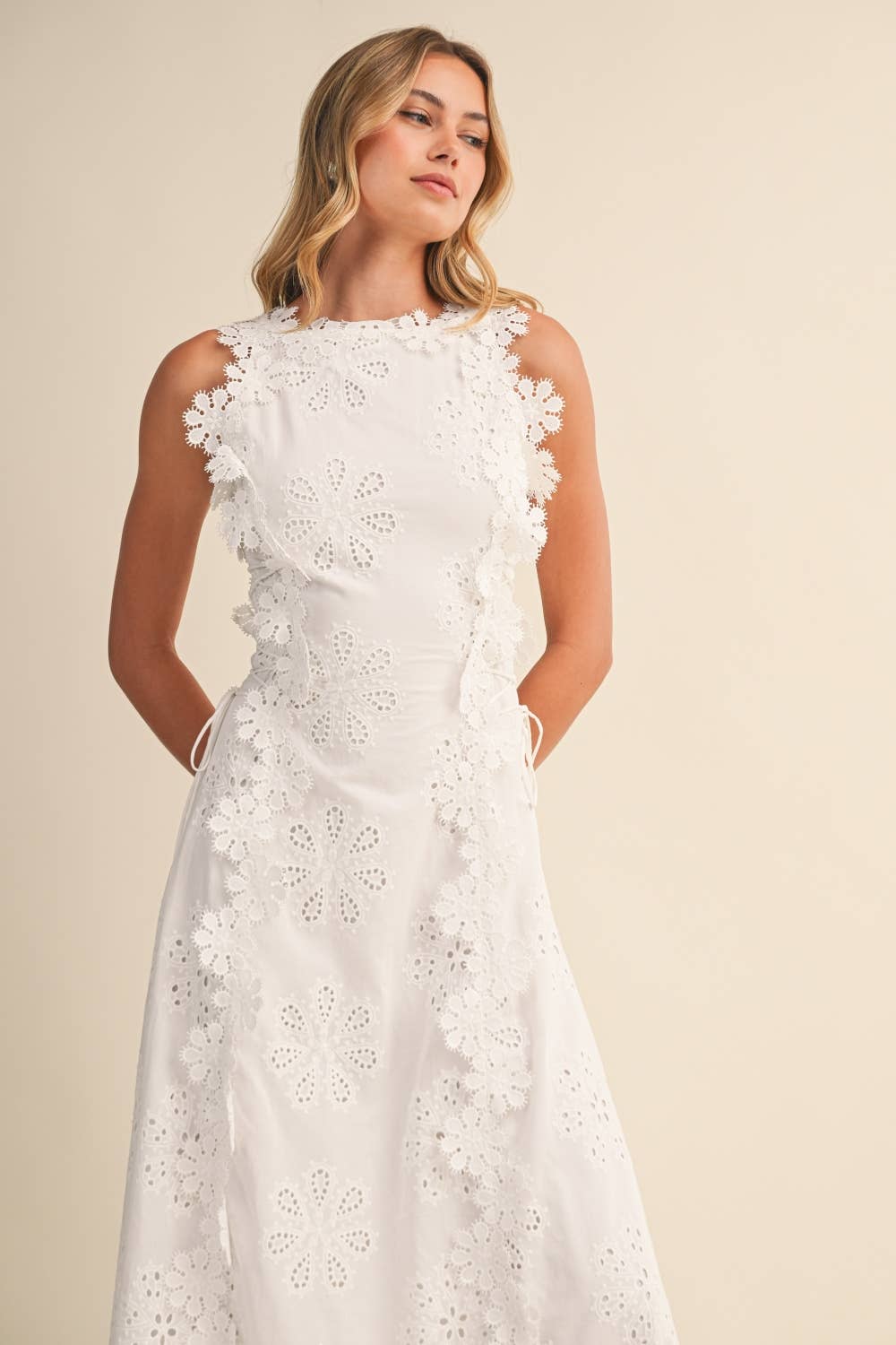 Azalia - Vestido Maxi Sem Mangas com Bordados Florais