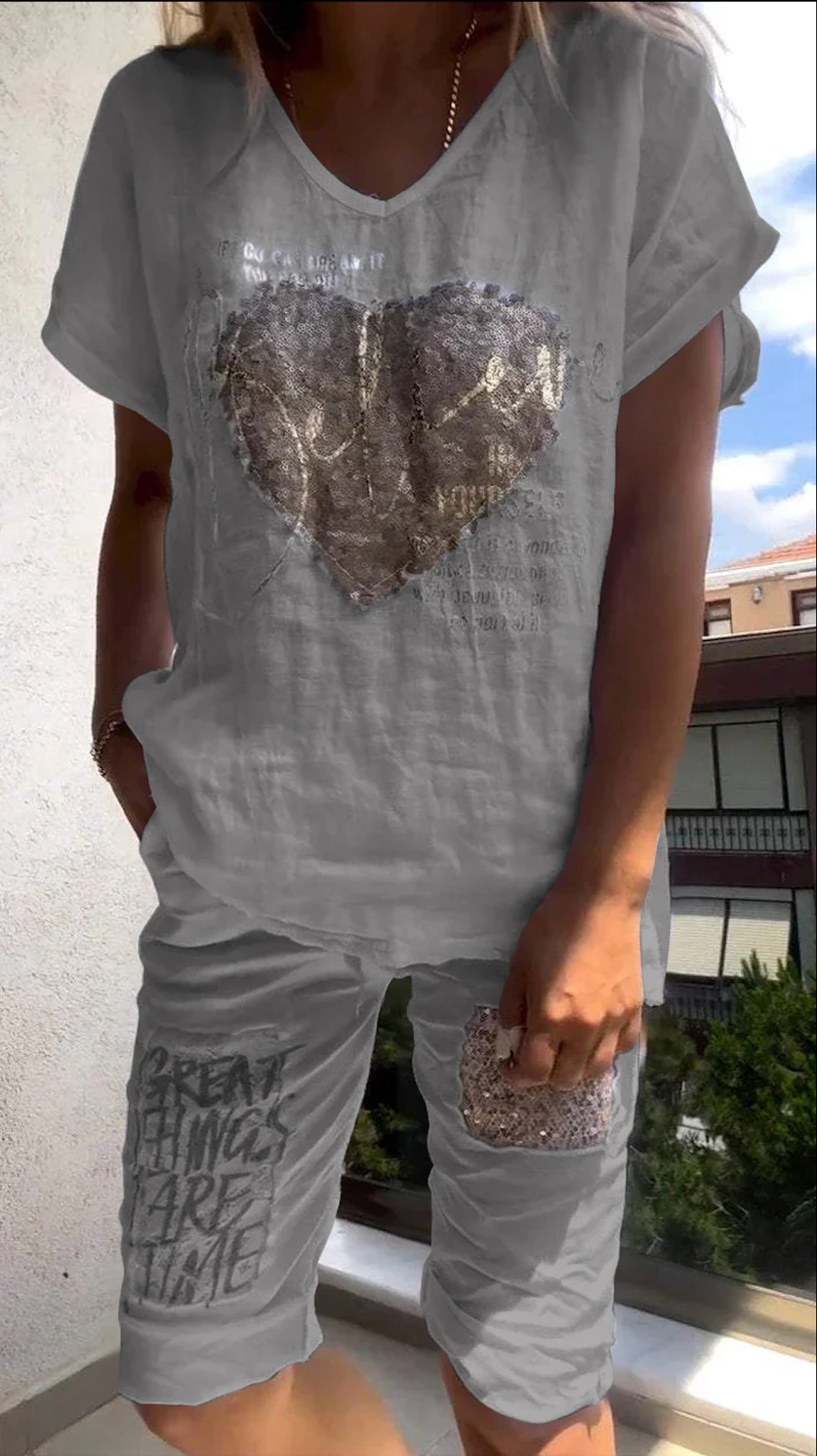 Varessa - Conjunto casual de Duas peças com Decote em V e Estampagem Dourada