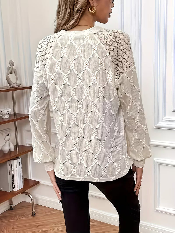 Meena - Blusa com Gola Redonda e Detalhes em Contraste