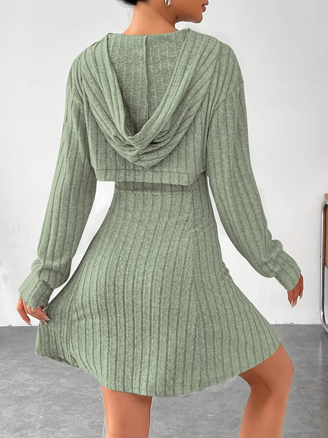 Joaquina - Mini-Vestido Com Textura Canelada e Top Curto com Capuz