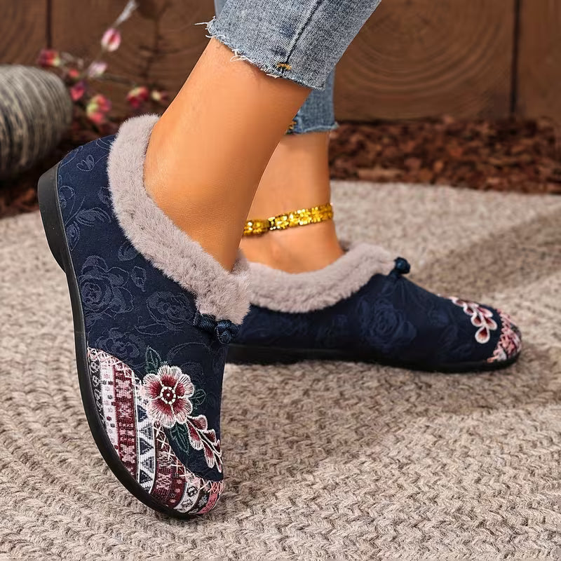 Estila - Chinelos com Bordado Floral e Acabamento em Pelúcia