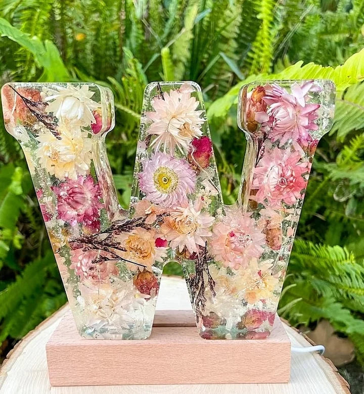 FloraShine - Candeeiro Noturno Artesanal em Resina Com Flores
