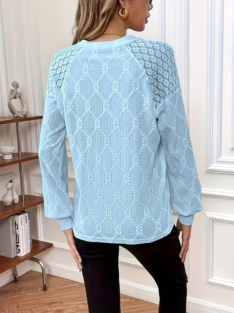 Meena - Blusa com Gola Redonda e Detalhes em Contraste
