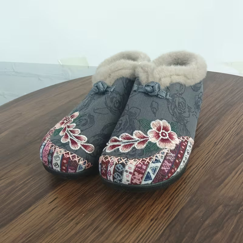 Estila - Chinelos com Bordado Floral e Acabamento em Pelúcia