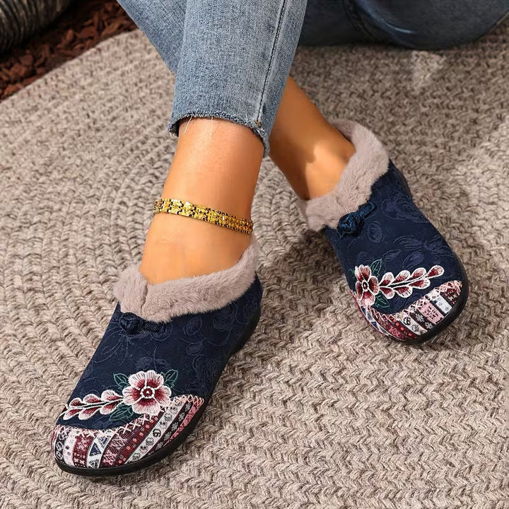Estila - Chinelos com Bordado Floral e Acabamento em Pelúcia