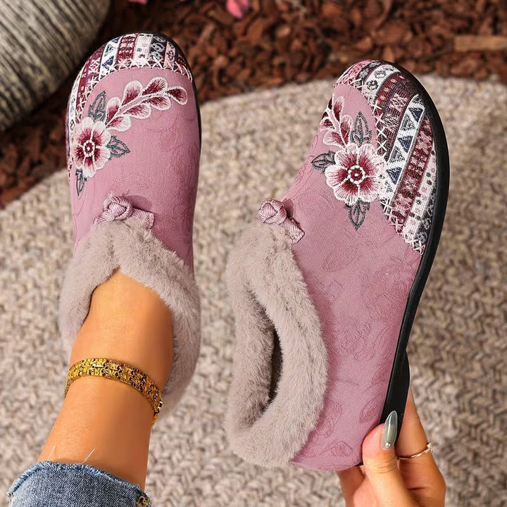 Estila - Chinelos com Bordado Floral e Acabamento em Pelúcia