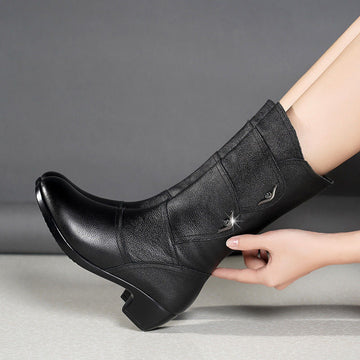 Emmia - Botas de Couro com Salto Baixo e Detalhes Decorativos