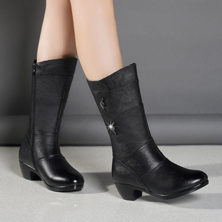 Emmia - Botas de Couro com Salto Baixo e Detalhes Decorativos
