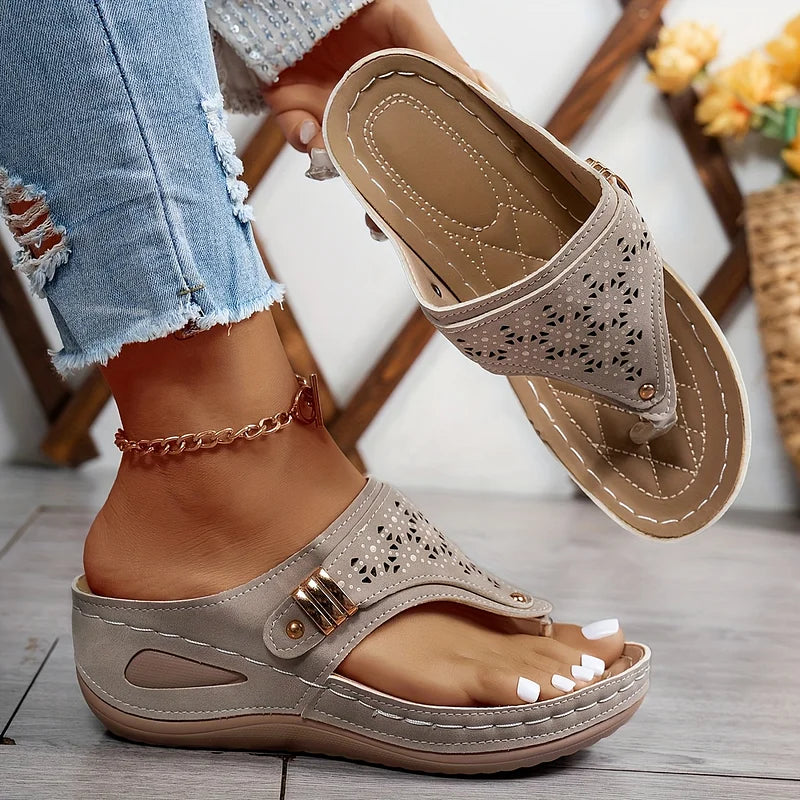 Tiara - Sandália Elegante com Salto em Cunha