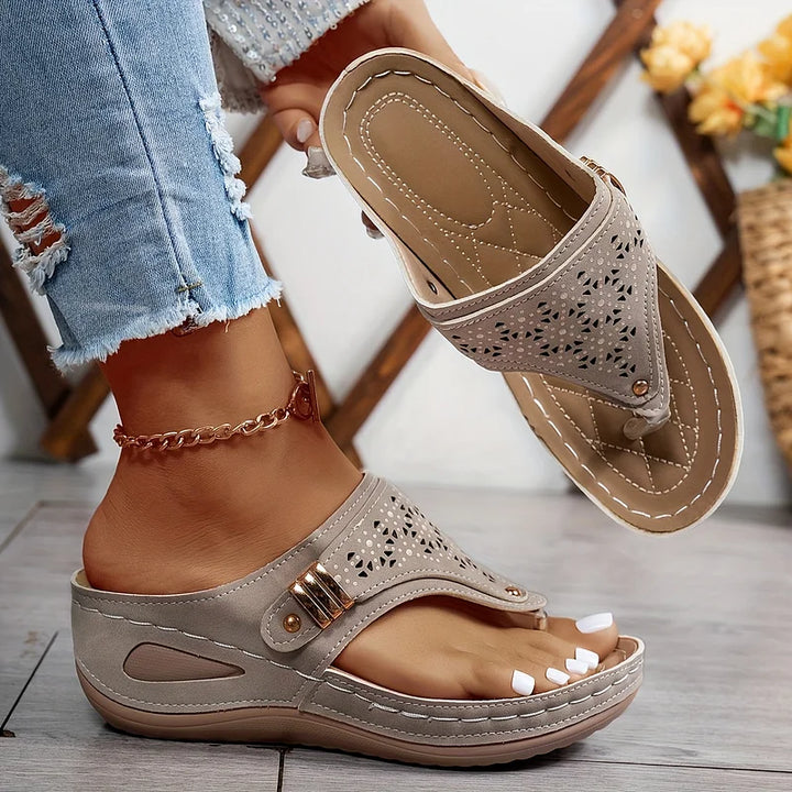 Tiara - Sandália Elegante com Salto em Cunha