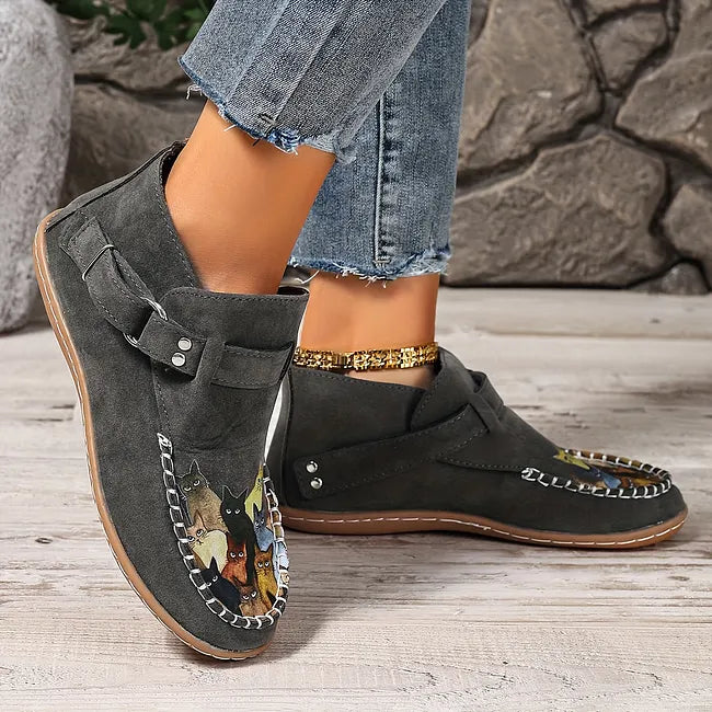 Viktoriy - Botas Rasas Até ao Tornozelo Com Padrão de Gato e Fivela