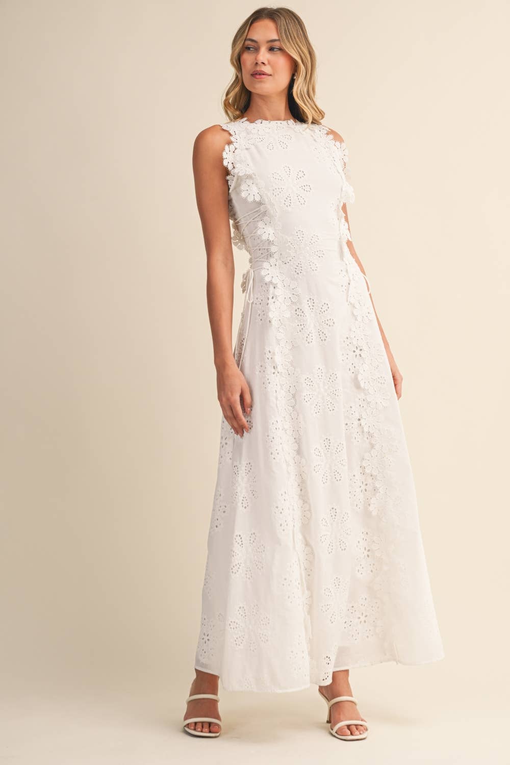Azalia - Vestido Maxi Sem Mangas com Bordados Florais