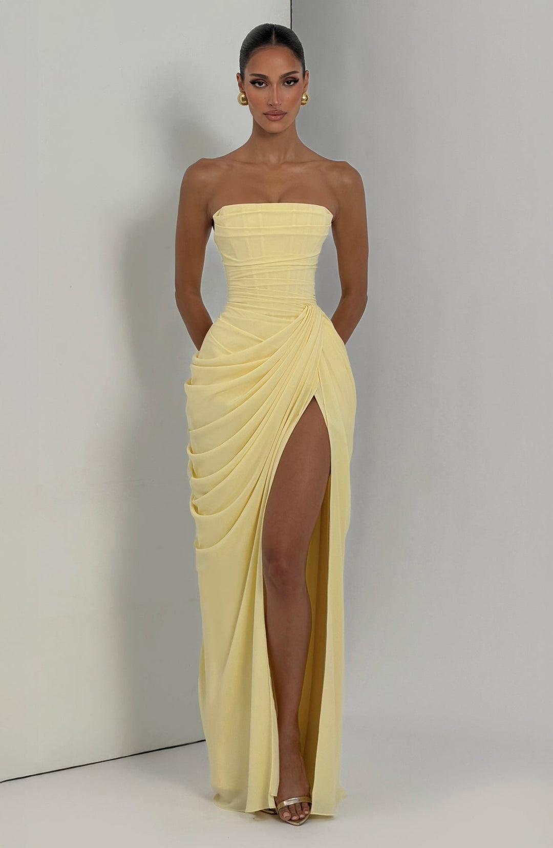 Sabrina - Vestido maxi sem Alças com corte Escultural e Fenda