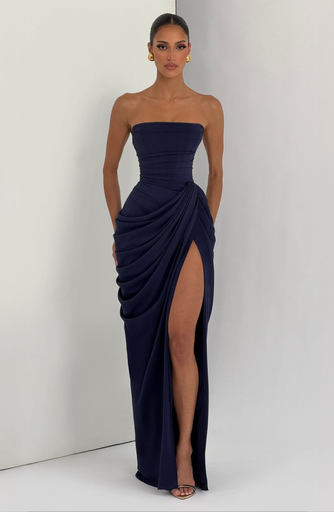 Sabrina - Vestido maxi sem Alças com corte Escultural e Fenda