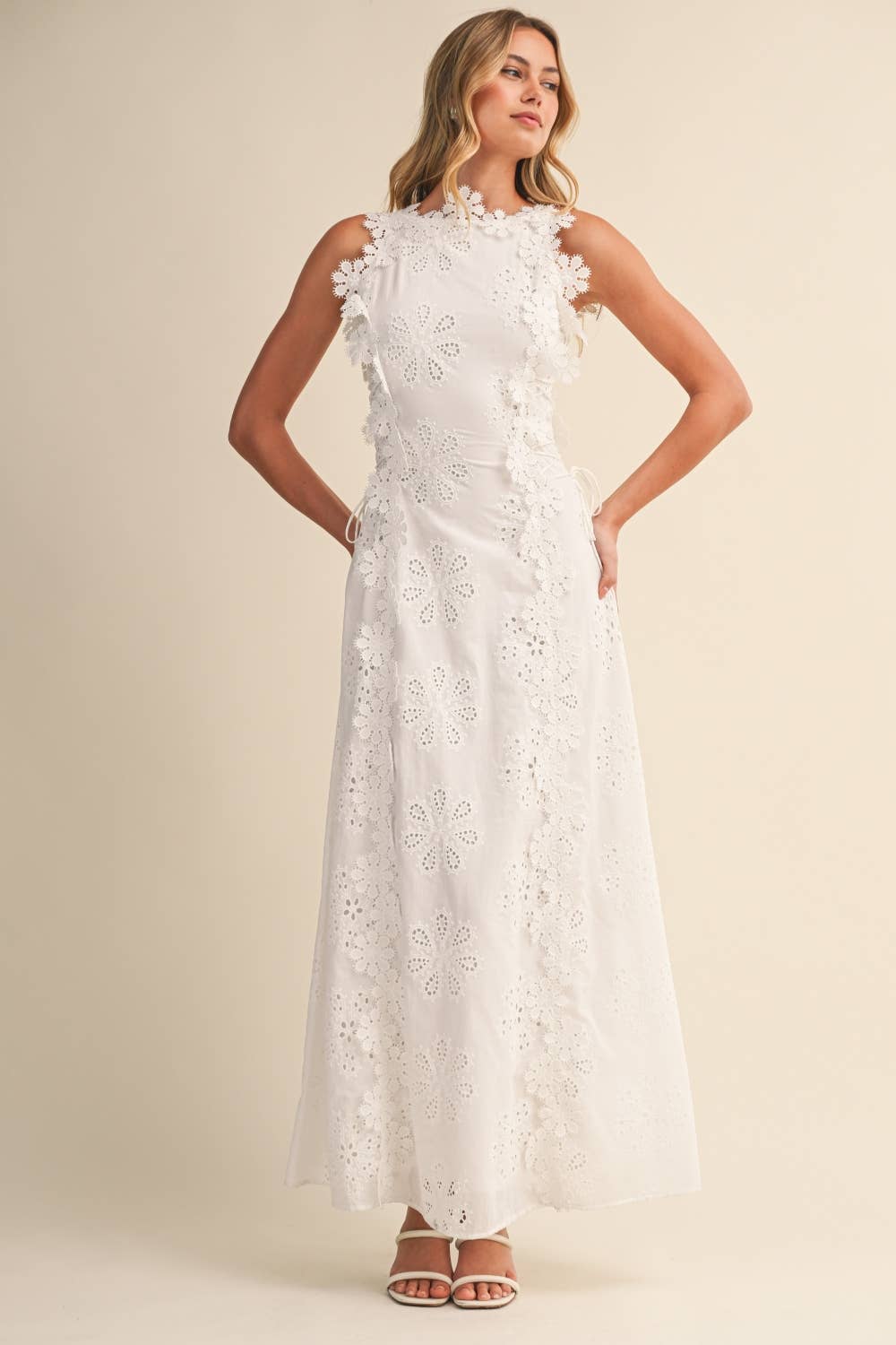 Azalia - Vestido Maxi Sem Mangas com Bordados Florais
