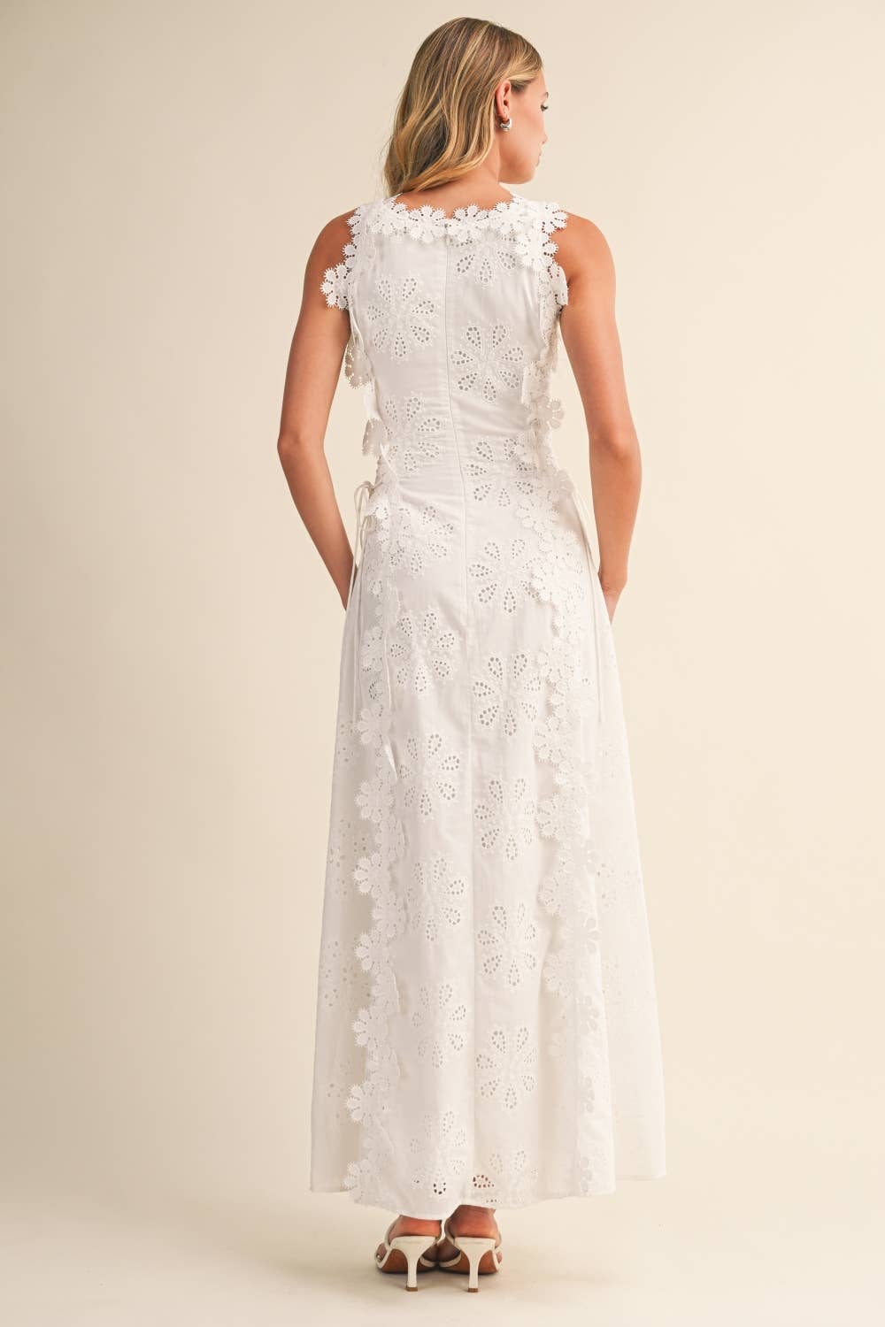 Azalia - Vestido Maxi Sem Mangas com Bordados Florais
