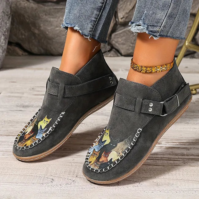 Viktoriy - Botas Rasas Até ao Tornozelo Com Padrão de Gato e Fivela