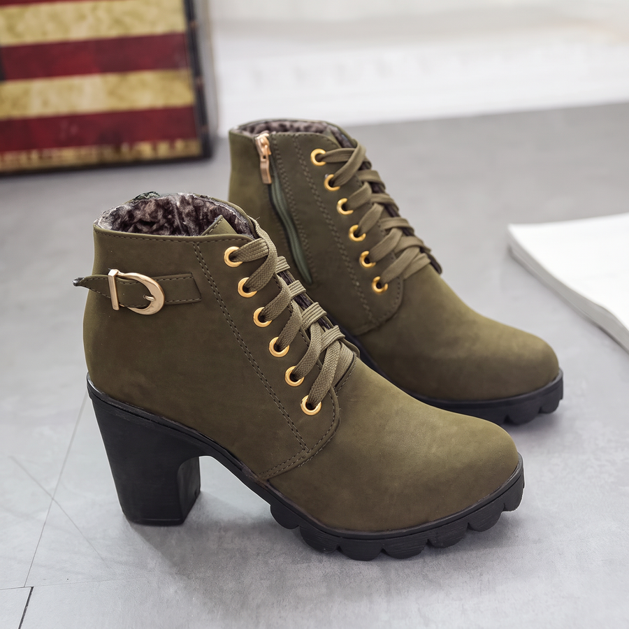 Rijona - Botas de cano curto com salto grosso, fivela e atacadores