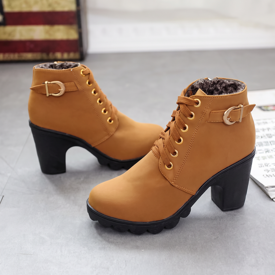 Rijona - Botas de cano curto com salto grosso, fivela e atacadores