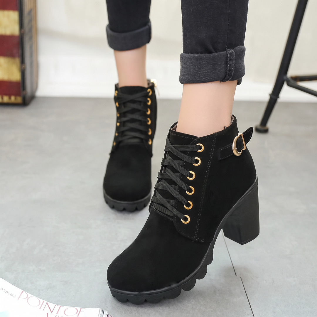 Rijona - Botas de cano curto com salto grosso, fivela e atacadores